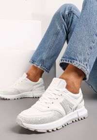 Renee - Białe Sneakersy Ozdobione Cyrkoniami na Podeszwie z Wycięciami Larzive. Kolor: biały. Wzór: aplikacja. Obcas: na płaskiej podeszwie #1