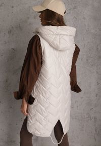 Renee - Jasnoszara Długa Pikowana Kamizelka z Kapturem i Ozdobną Naszywką Mentape. Typ kołnierza: kaptur. Kolor: szary. Długość: długie. Wzór: aplikacja. Styl: sportowy #8