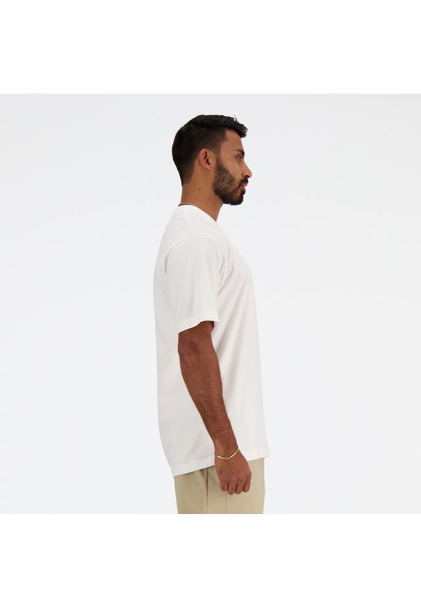 Koszulka męska New Balance MT41509WT – biała. Kolor: biały. Materiał: dresówka, bawełna. Długość rękawa: krótki rękaw. Długość: krótkie. Wzór: haft