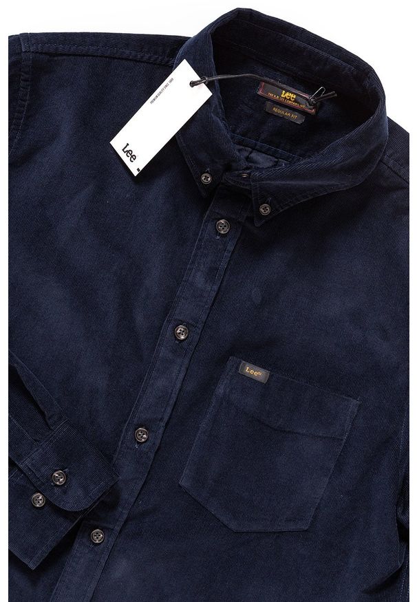 Lee - KOSZULA LEE BUTTON DOWN MIDNIGHT BLUE L880MRDB 112123261. Typ kołnierza: button down. Materiał: sztruks. Wzór: aplikacja
