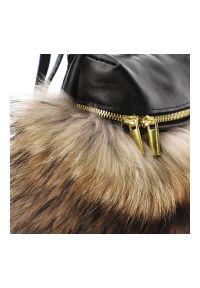 Luka-Pelli - Brązowa Torebka Luka Pelli Plecaczek Z Naturalnym Futrem Z Jenota. Kolor: brązowy. Wzór: gładki. Sezon: zima. Materiał: futrzane. Styl: casual, elegancki. Rodzaj torebki: przez ramię #3