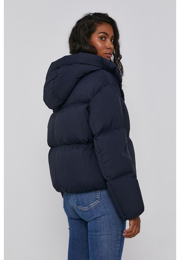 TOMMY HILFIGER - Tommy Hilfiger Kurtka puchowa damska kolor granatowy zimowa. Okazja: na co dzień. Typ kołnierza: kaptur. Kolor: niebieski. Materiał: puch. Wzór: gładki. Sezon: zima. Styl: casual