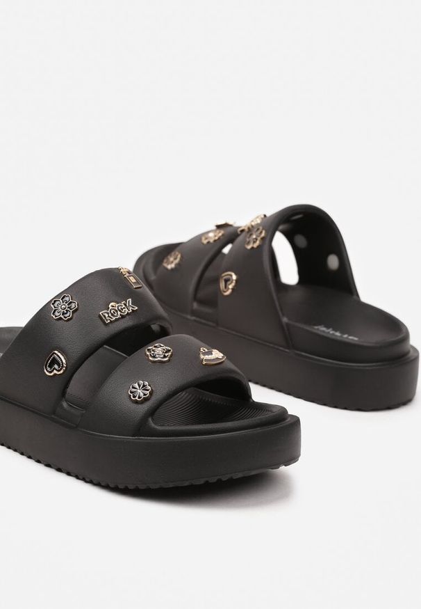 Renee - Czarne Klapki na Platformie Ozdobione Metalicznymi Aplikacjami 3D Fanilsa. Okazja: na co dzień. Kolor: czarny. Materiał: jeans. Wzór: aplikacja. Obcas: na platformie. Styl: casual. Wysokość obcasa: średni