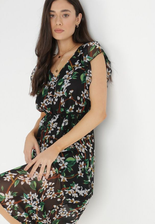 Born2be - Czarna Sukienka Gobney. Kolor: czarny. Materiał: tkanina, materiał, wiskoza. Długość rękawa: krótki rękaw. Wzór: kwiaty. Długość: midi
