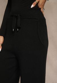 Renee - Czarne Szerokie Spodnie Dzianinowe Ozdobione Sznurkami Meretusa. Okazja: do pracy, na co dzień, na spotkanie biznesowe. Stan: podwyższony. Kolor: czarny. Materiał: dzianina. Wzór: aplikacja. Styl: casual, klasyczny, biznesowy #3