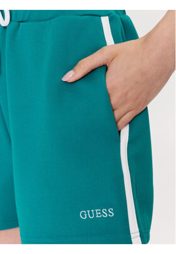 Guess Szorty sportowe Signature V3GD00 KBO62 Zielony Loose Fit. Kolor: zielony. Materiał: syntetyk