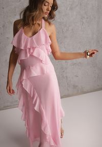 Renee - Różowa Elegancka Sukienka z Taliowaniem Wiązana na Plecach z Falbankami Ocyparia. Okazja: na imprezę. Typ kołnierza: kołnierz z falbankami. Kolor: różowy. Styl: elegancki #1