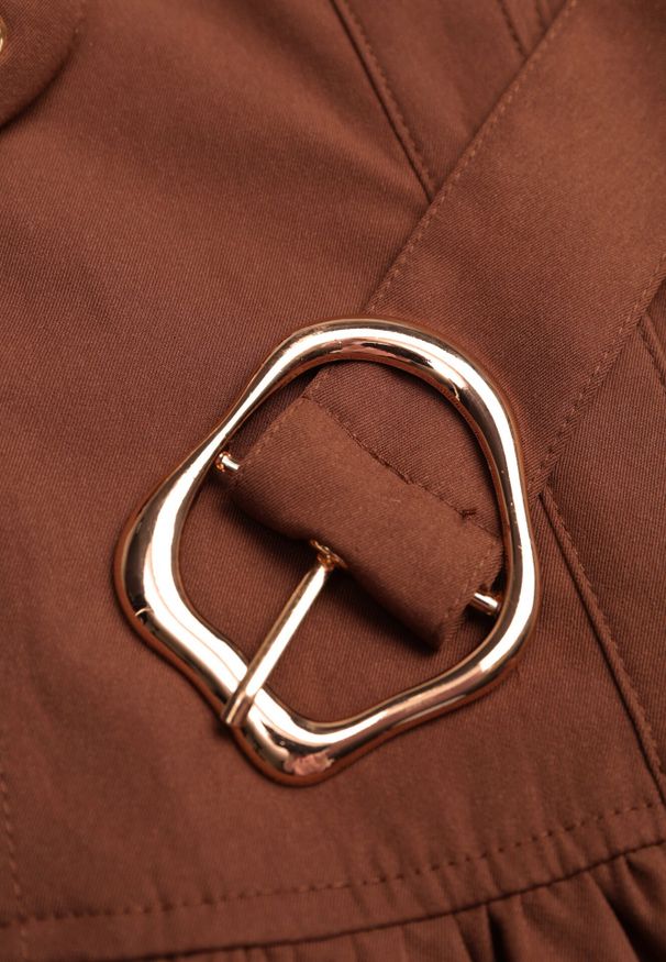 Born2be - Brązowa Koszulowa Sukienka Bez Rękawów Ozdobiona Paskiem z Klamrą Phalixia. Okazja: na co dzień. Kolor: brązowy. Długość rękawa: bez rękawów. Wzór: aplikacja. Typ sukienki: koszulowe. Styl: casual, elegancki