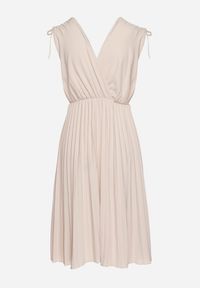 Born2be - Beżowa Plisowana Sukienka z Bawełną i Wiskozą z Gumką w Talii i Kopertowym Dekoltem Karamla. Typ kołnierza: dekolt kopertowy. Kolor: beżowy. Materiał: wiskoza, bawełna. Typ sukienki: kopertowe #4