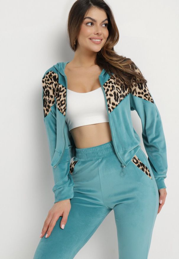 Born2be - Jasnoniebieski 2-Częściowy Komplet Dresowy z Animal Print Bluza z Kapturem i Spodnie z Kieszeniami Arieli. Kolor: niebieski. Materiał: dresówka. Wzór: nadruk