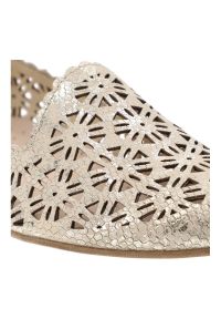 Złote Półbuty Armodo Eleganckie Obuwie Damskie. Kolor: złoty. Materiał: skóra. Szerokość cholewki: normalna. Wzór: kwiaty, ażurowy. Sezon: wiosna, lato. Obcas: na obcasie. Styl: elegancki. Wysokość obcasa: niski #5