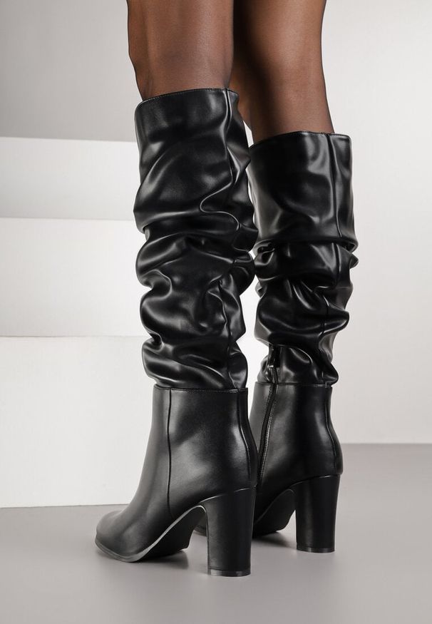 Renee - Czarne Kozaki Typu Slouchy na Słupku Dedvira. Okazja: na co dzień. Kolor: czarny. Materiał: skóra, jeans. Obcas: na słupku. Styl: casual. Wysokość obcasa: średni