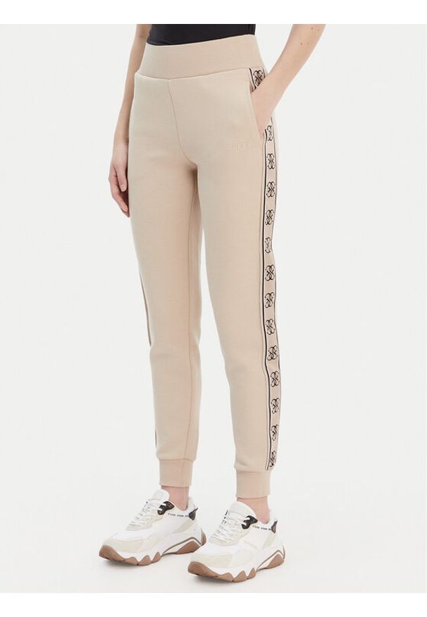 Guess Spodnie dresowe V2YB15 KB3P2 Beżowy Regular Fit. Kolor: beżowy. Materiał: bawełna
