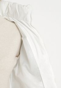 Born2be - Biała Klasyczna Kamizelka z Pikowanymi Przeszyciami i Kapturem Ollera. Okazja: na co dzień. Typ kołnierza: kaptur. Kolor: biały. Materiał: jeans. Styl: klasyczny #6