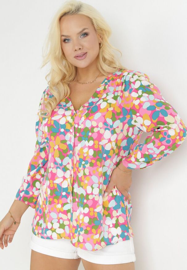 Born2be - Różowo-Pomarańczowa Kwiecista Koszula z Ozdobnymi Guzikami i Trójkątnym Dekoltem Portlyn. Okazja: na co dzień. Kolekcja: plus size. Kolor: różowy. Długość rękawa: długi rękaw. Długość: długie. Styl: casual