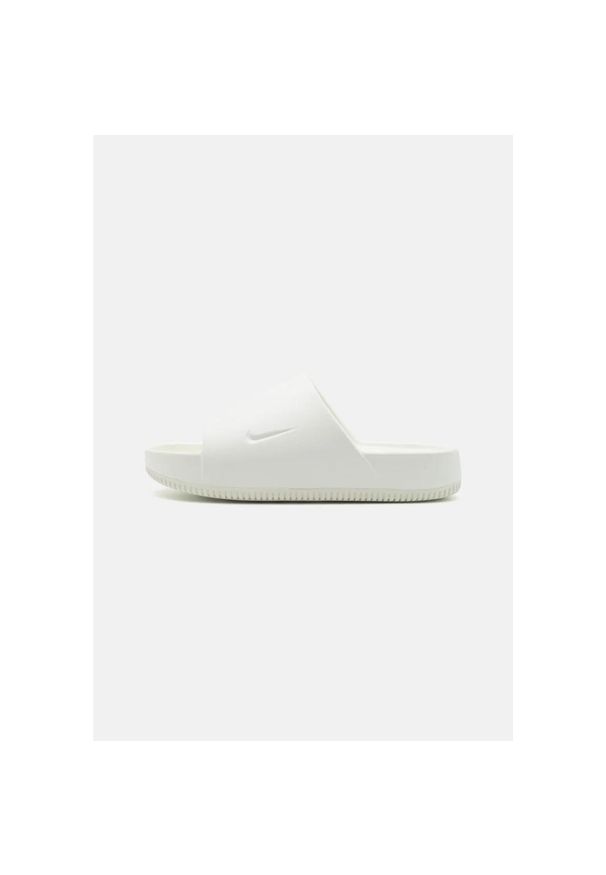 Klapki męskie Nike Calm Slide. Zapięcie: bez zapięcia. Kolor: biały. Materiał: syntetyk, materiał. Szerokość cholewki: normalna. Sport: turystyka piesza, pływanie, fitness