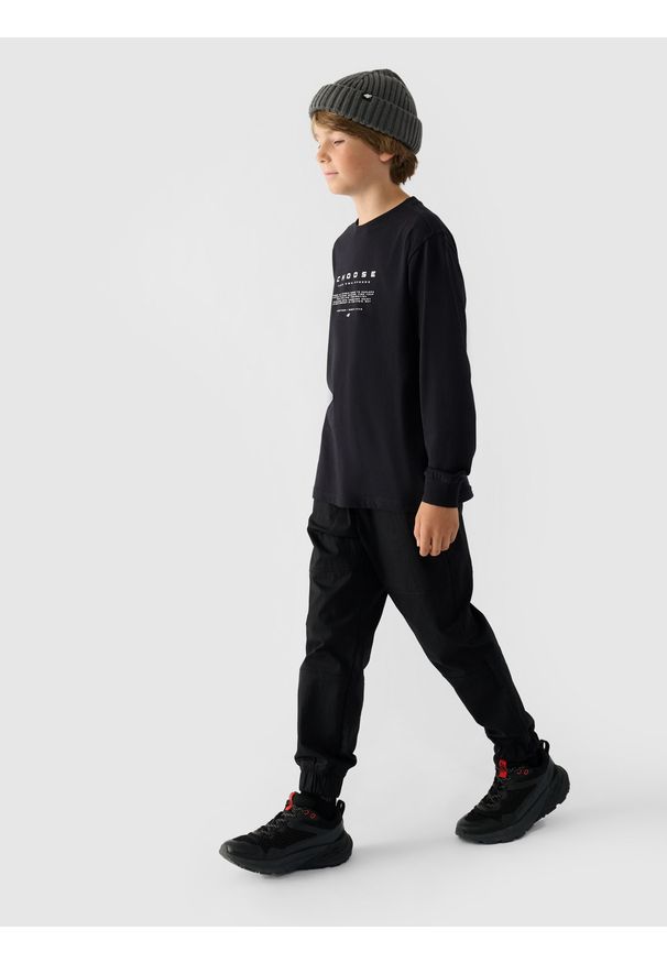 4f - 4F Spodnie casual joggery chłopięce - czarne 128 (7-8 lat). Okazja: na co dzień. Kolor: czarny. Materiał: poliamid, tkanina, materiał, bawełna. Sezon: lato. Styl: casual