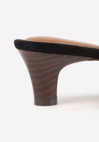 Renee - Czarne Klapki na Kaczuszce VICES Ozdobione Geometryczną Cholewką Nedanoire. Okazja: na randkę, na spacer. Kolor: czarny. Wzór: geometria, aplikacja. Obcas: na szpilce. Styl: boho. Wysokość obcasa: średni #4