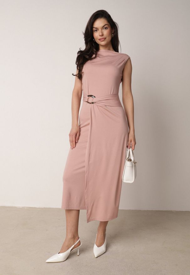 Born2be - Jasnoróżowa Wizytowa Sukienka Taliowana z Metaliczną Ozdobą Aroos. Okazja: na co dzień. Kolor: różowy. Wzór: aplikacja. Typ sukienki: proste. Styl: wizytowy