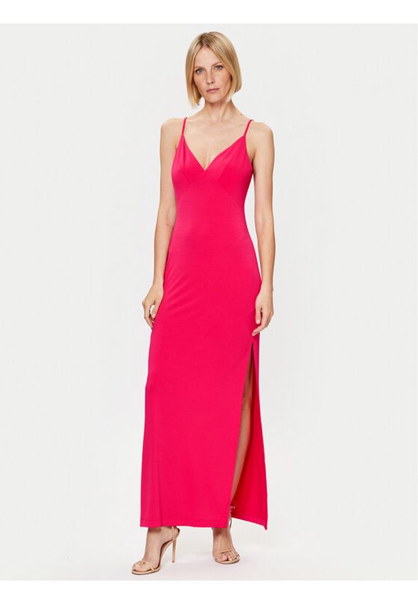Guess Sukienka wieczorowa Ramsha W3GK65 KBPZ0 Różowy Regular Fit. Kolor: różowy. Materiał: syntetyk. Styl: wizytowy