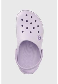 Crocs klapki dziecięce kolor fioletowy. Nosek buta: okrągły. Kolor: fioletowy. Materiał: guma, materiał. Wzór: gładki