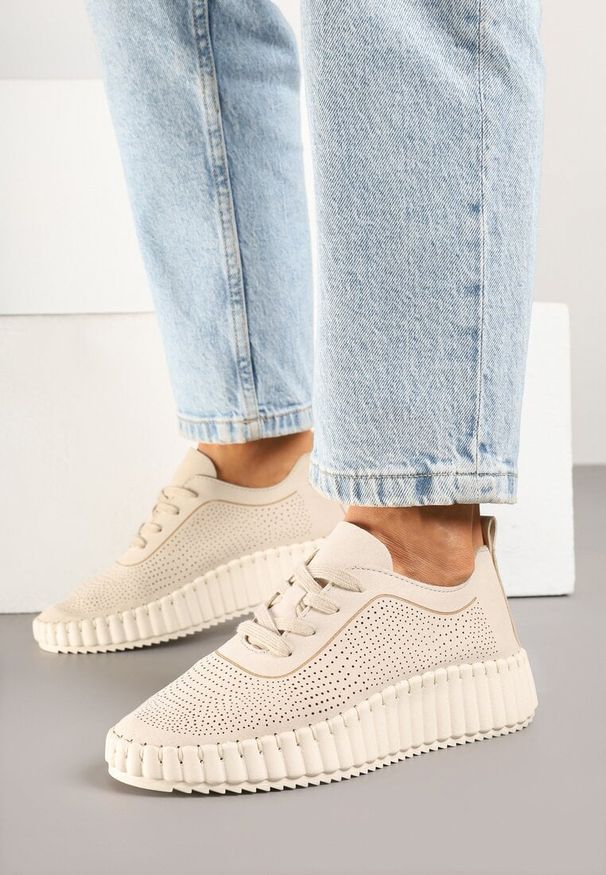 Renee - Jasnobeżowe Sneakersy na Tłoczonej Platformie z Ażurową Cholewką Ronfira. Kolor: beżowy. Szerokość cholewki: normalna. Wzór: ażurowy. Obcas: na platformie