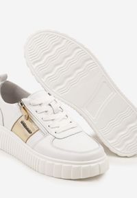 Born2be - Białe Skórzane Sneakersy Zdobione Metaliczną Wstawką Cerelie. Kolor: biały. Materiał: skóra. Wzór: aplikacja