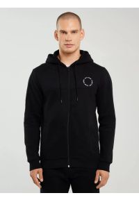 Big-Star - Bluza męska z kapturem czarna Ajron 906/ Kersyn 906. Okazja: na spacer, na co dzień. Typ kołnierza: kaptur. Kolor: czarny. Materiał: jeans, materiał, dresówka. Długość rękawa: długi rękaw. Długość: długie. Styl: elegancki, casual, sportowy, wakacyjny #1