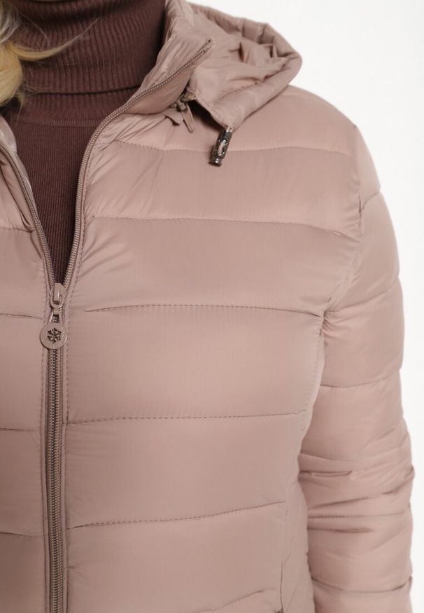 Born2be - Ciemnobeżowa Kurtka z Odpinanym Kapturem Ozdobiona Pikowaniem Etinitha. Okazja: na co dzień, na spotkanie biznesowe, do pracy. Kolor: beżowy. Materiał: jeans. Wzór: aplikacja. Sezon: zima. Styl: casual, biznesowy, klasyczny