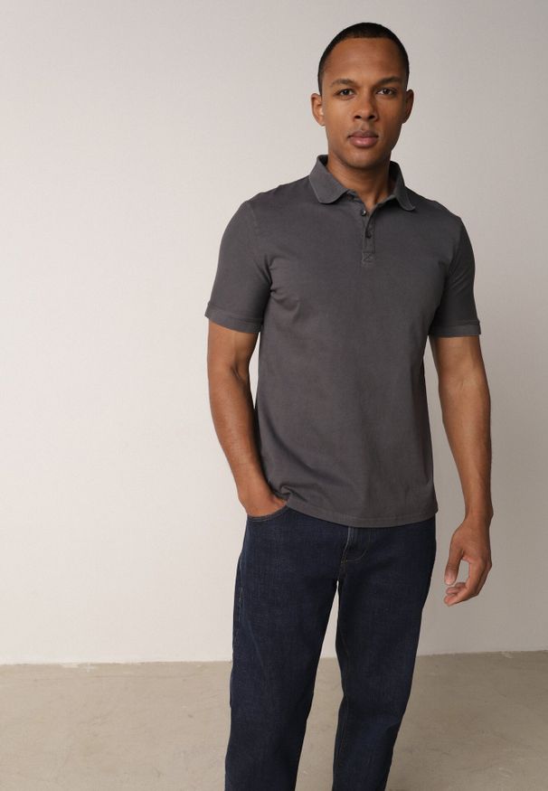 Born2be - Ciemnoszara Gładka Koszulka Polo o Klasycznym Kroju Sinopea. Okazja: na co dzień, do pracy, na spotkanie biznesowe. Typ kołnierza: polo. Kolor: szary. Materiał: jeans. Wzór: gładki. Styl: klasyczny