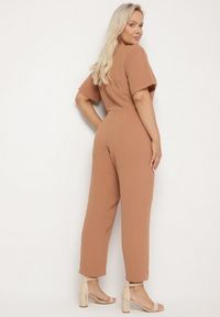 Born2be - Brązowy Kombinezon Panomeda. Kolekcja: plus size. Kolor: brązowy. Materiał: tkanina. Długość rękawa: krótki rękaw. Długość: krótkie. Wzór: gładki, jednolity, kolorowy. Styl: klasyczny