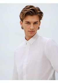 Reserved - Gładka koszula slim fit - biały. Kolor: biały. Materiał: bawełna, tkanina. Wzór: gładki