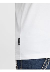 Ombre Clothing - T-shirt męski V-NECK z elastanem - biały V1 - Rozmiar: XXL. Typ kołnierza: dekolt w kształcie V. Kolor: biały. Materiał: elastan. Długość rękawa: krótki rękaw. Długość: krótkie. Wzór: nadruk. Styl: klasyczny #3