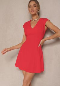 Renee - Czerwona Taliowana Sukienka z Rozkloszowanym Dołem Elliara. Okazja: na co dzień. Kolor: czerwony. Styl: klasyczny, elegancki, casual