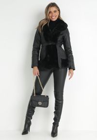Born2be - Czarna Kurtka Taliowana z Futerkiem i Wiązanym Paskiem Menas. Kolor: czarny. Materiał: futro. Styl: elegancki #3