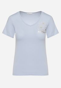 Born2be - Jasnoniebieski T-shirt Koszulka z Trójkątnym Dekoltem z Bawełny Ozdobiona Nadrukiem Elanoa. Okazja: na co dzień. Kolor: niebieski. Materiał: bawełna. Wzór: aplikacja, nadruk. Styl: casual, elegancki #6