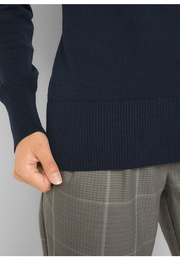 bonprix - Sweter basic z bawełny z recyklingu. Okazja: na co dzień. Kolor: niebieski. Materiał: bawełna. Wzór: gładki, ze splotem, prążki. Styl: casual