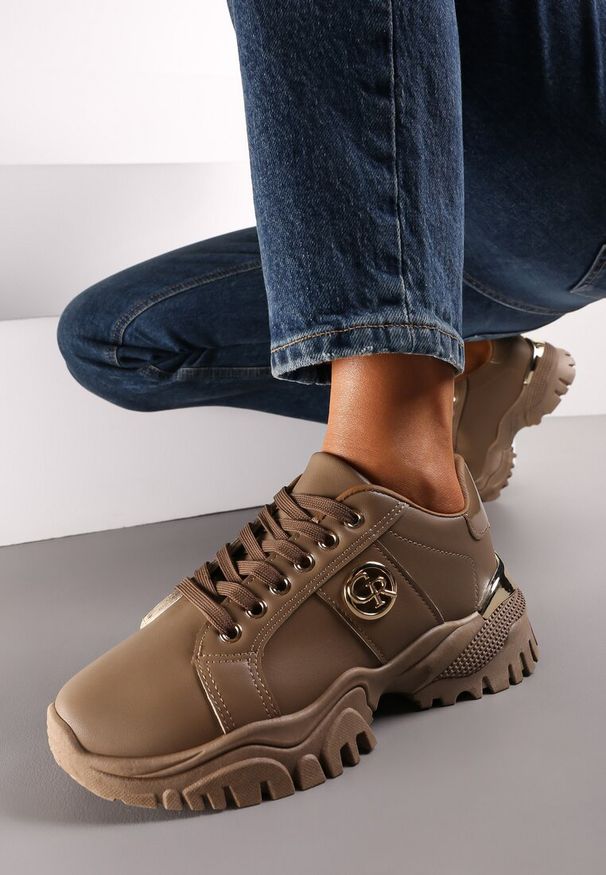 Renee - Ciemnobeżowe Sneakersy przed Kostkę z Metalicznym Zdobieniem na Grubej Podeszwie Umsine. Wysokość cholewki: przed kostkę. Kolor: beżowy. Wzór: aplikacja