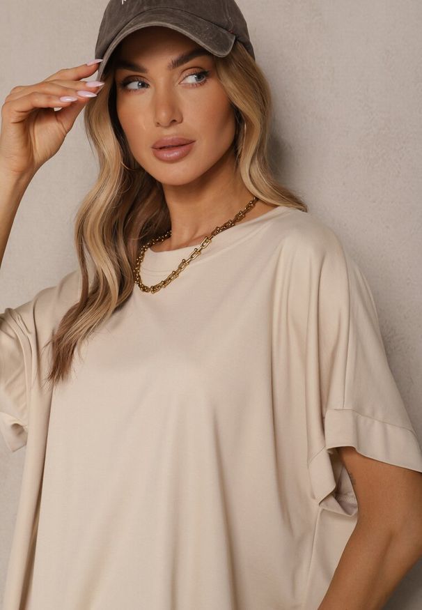 Renee - Beżowy T-shirt z Wiskozą o Fasonie Nietoperza Tanalitha. Okazja: na co dzień. Kolor: beżowy. Materiał: wiskoza. Styl: casual