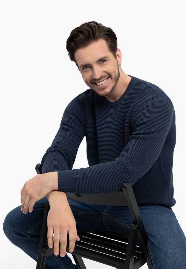 Volcano - Prążkowany sweter S-MONO. Okazja: na co dzień. Materiał: prążkowany. Wzór: prążki, ze splotem. Styl: casual, elegancki, klasyczny