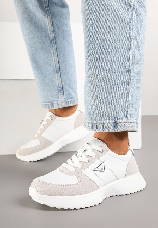 Born2be - Białe Sneakersy Skórzane z Trójkątną Aplikacją Plinntia. Okazja: na co dzień. Kolor: biały. Materiał: skóra. Wzór: aplikacja