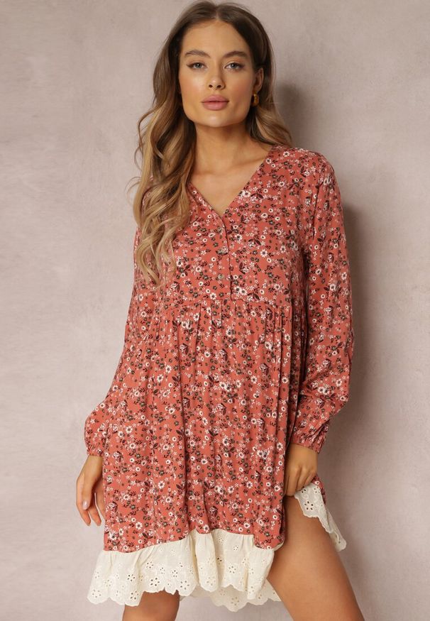 Renee - Pomarańczowa Sukienka Xylaene. Typ kołnierza: dekolt w kształcie V. Kolor: pomarańczowy. Materiał: koronka. Wzór: ażurowy, aplikacja. Styl: klasyczny. Długość: mini