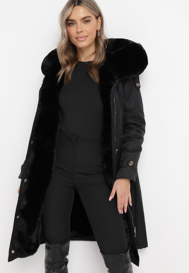 Born2be - Czarna Nylonowa Kurtka Parka Płaszcz Ozdobiona Futerkiem Faelana. Kolor: czarny. Materiał: futro, nylon. Wzór: aplikacja