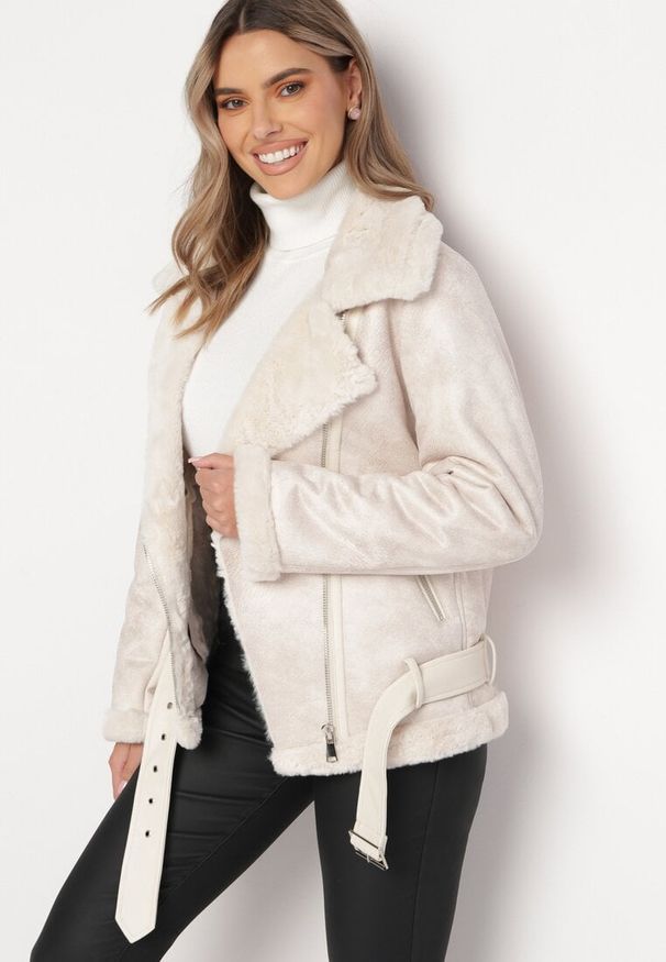 Born2be - Jasnobeżowa Kurtka Pilotka z Asymetrycznym Zapięciem i Futerkiem Simuna. Okazja: na co dzień. Kolor: beżowy. Materiał: futro. Sezon: zima, jesień. Styl: casual, elegancki, klasyczny