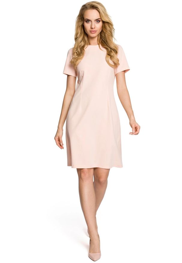 Sukienki.shop - Sukienka trapezowa z kontrafałdą i dekoltem z tyłu różowa. Okazja: na co dzień, do pracy. Kolor: różowy. Materiał: tkanina, elastan, materiał, poliester, wiskoza. Sezon: lato. Typ sukienki: trapezowe. Styl: casual, elegancki, klasyczny, wizytowy