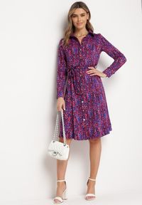 Born2be - Fuksjowo-Granatowa Sukienka Koszulowa Wiązana w Pasie Macedonia. Kolor: różowy. Materiał: materiał. Długość rękawa: długi rękaw. Wzór: nadruk. Typ sukienki: koszulowe. Styl: elegancki. Długość: midi #5