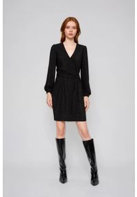 MOODO - Sukienka z dekoltem czarna. Kolor: czarny. Materiał: poliester, elastan #1
