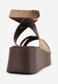 Born2be - Ciemnobeżowe Sandały na Koturnie i Platformie Ozdobione Nitami i Wycięciami Merennea. Okazja: na co dzień. Zapięcie: sprzączka. Kolor: beżowy. Wzór: aplikacja. Obcas: na koturnie. Styl: casual, klasyczny, elegancki #7