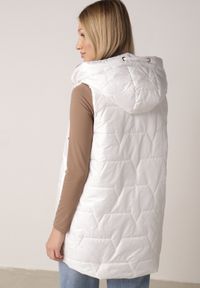 Born2be - Biała Pikowana Kamizelka o Długim Kroju z Nieodpinanym Kapturem i Aplikacją Koretes. Okazja: na co dzień. Kolor: biały. Materiał: prążkowany, poliester. Długość: długie. Wzór: aplikacja. Styl: casual #3