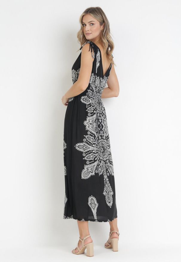 Born2be - Czarna Sukienka w Stylu Boho z Gumką w Talii i Sznurkami przy Ramionach Niree. Kolor: czarny. Styl: boho